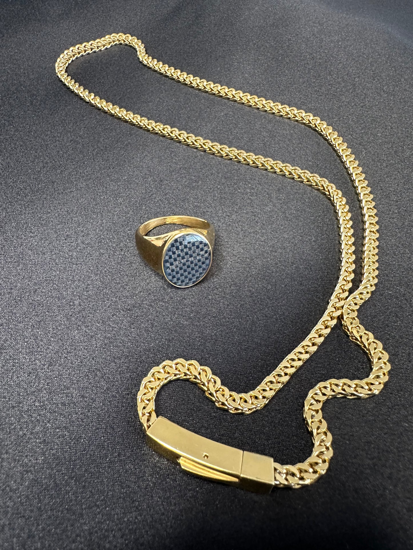 Ensemble bague et collier homme acier inoxydable couleur or sur fond noir Avjîn Paris Mem