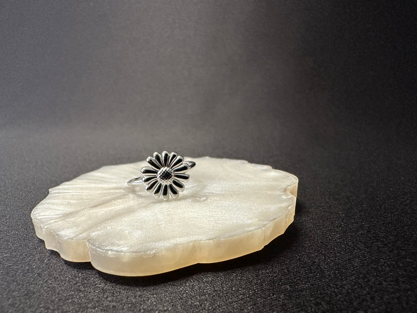 Bague femme acier inoxydable en forme de fleur couleur argent et noir Avjîn Paris Laline