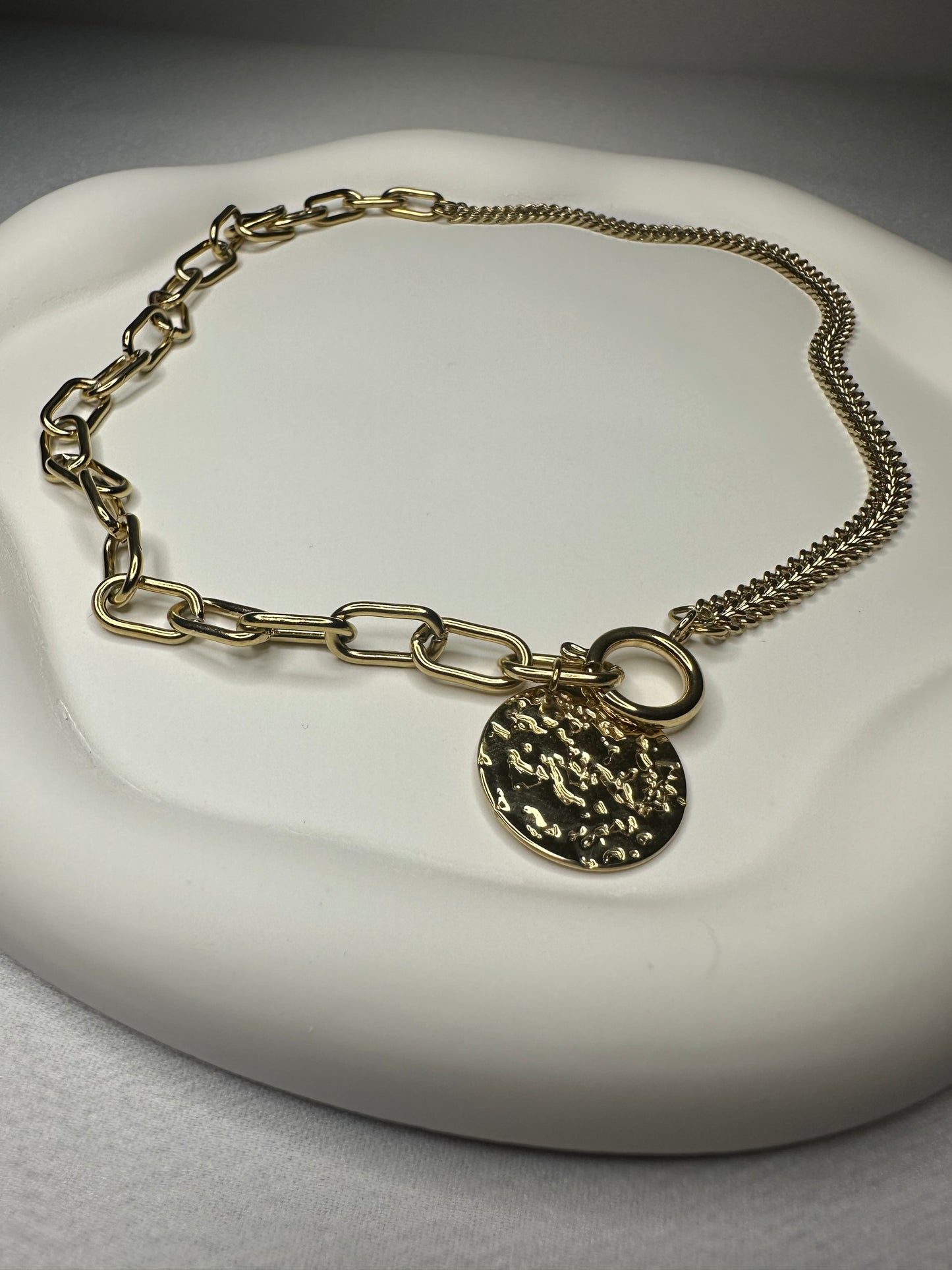 COLLIER CAPTIVE